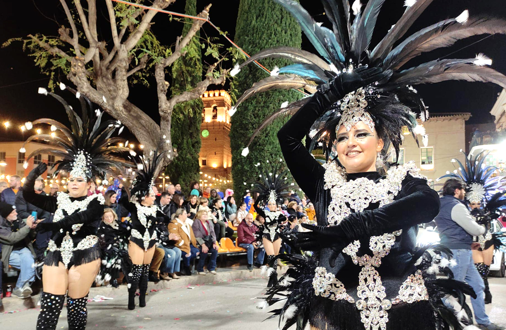 Totana se llenó de luz, música y baile con el desfile de Carnaval de adultos
